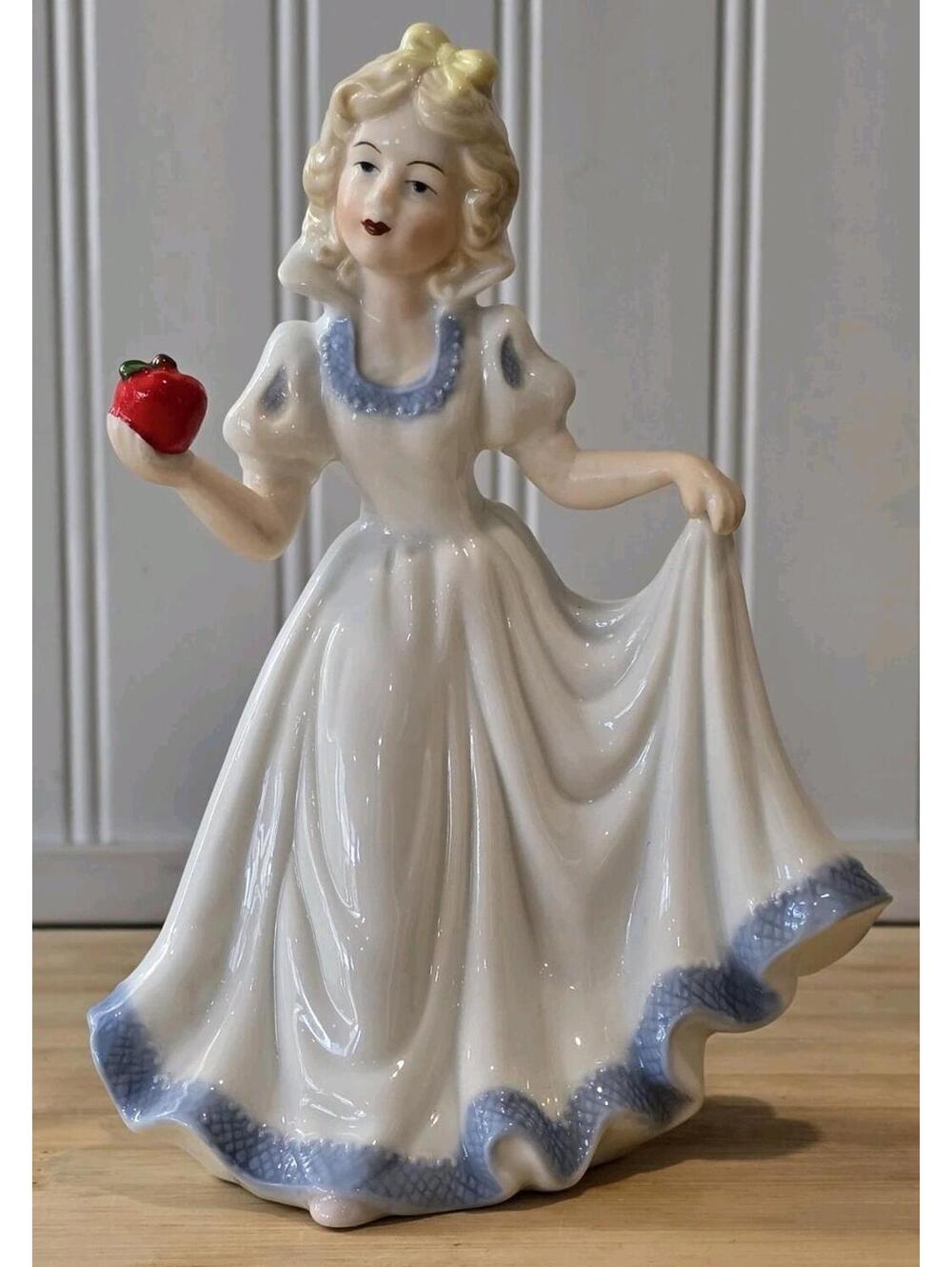 Vtg Sleeping Beauty Holding Red Apple 1999 Signed "YH" Porcelain 6.5" Fairy Tale